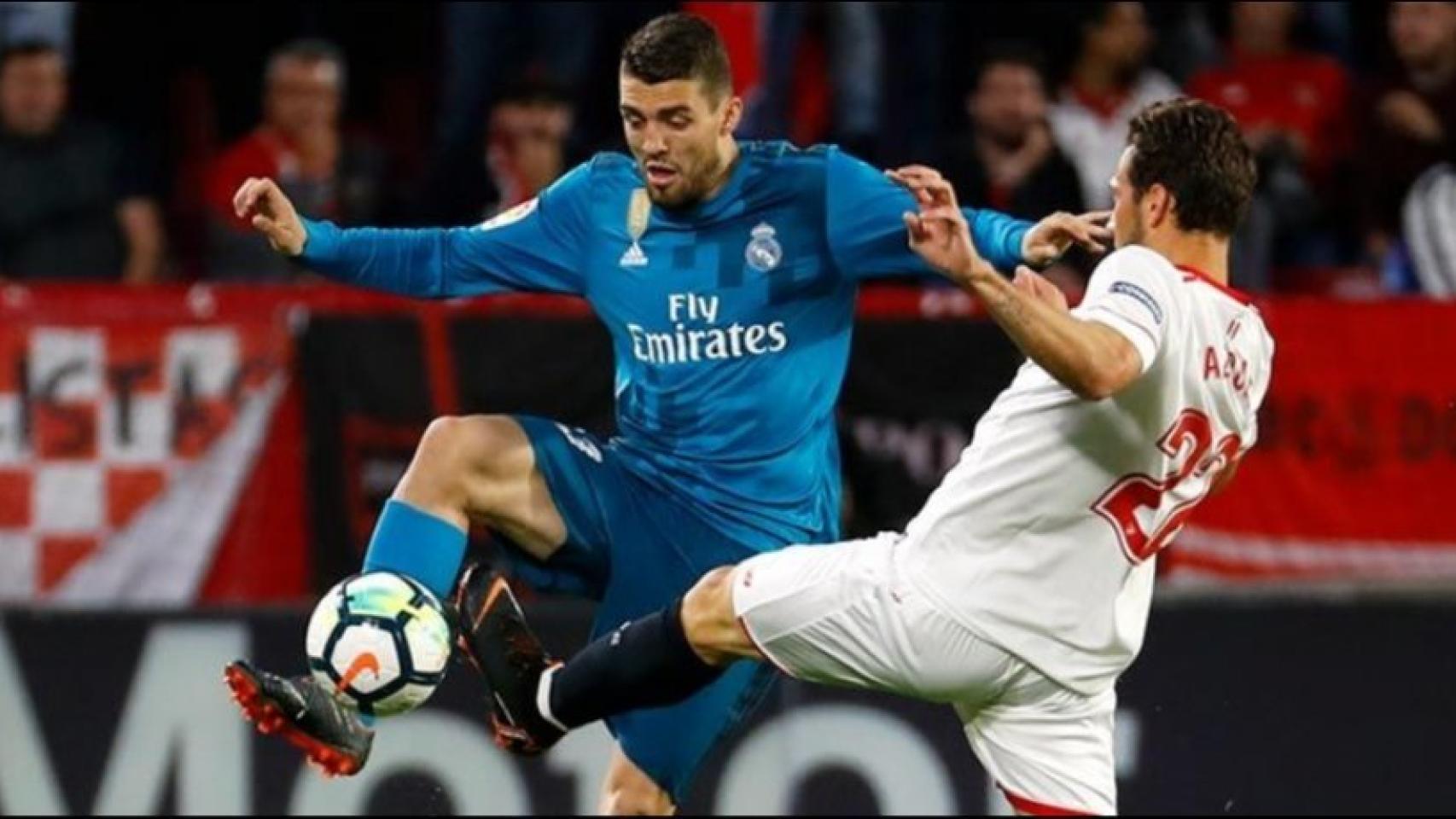 Mateo Kovacic ante el 'Mudo' Vázquez, en el Sánchez Pizjuán