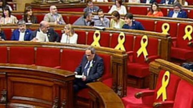 Quim Torra, sentado sin nadie alrededor en el Parlament.