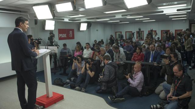 Pedro Sánchez, ante una atestada sala de prensa ante la que anunció la moción de censura.