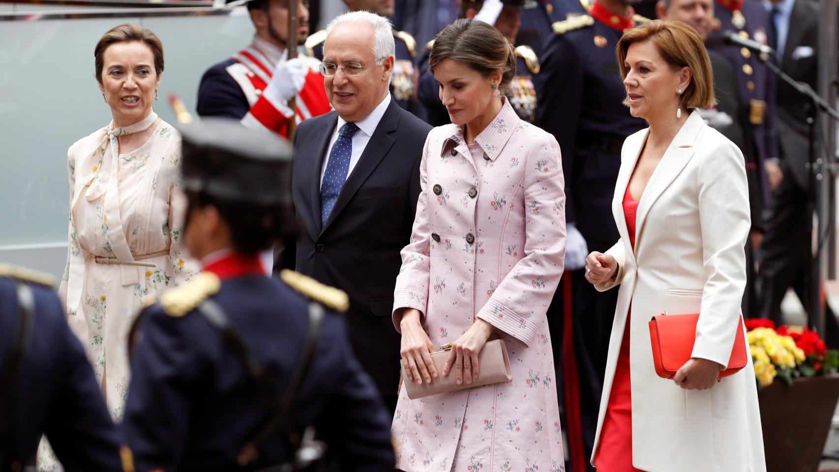 Letizia y Cospedal en el desfile de las Fuerzas Armadas.