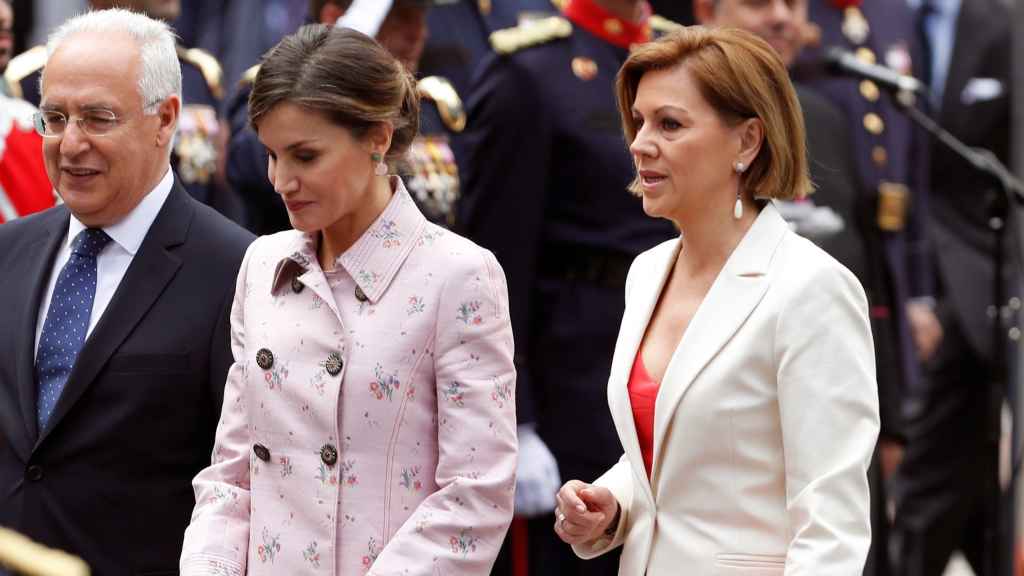 Letizia y Cospedal en el desfile de las Fuerzas Armadas.