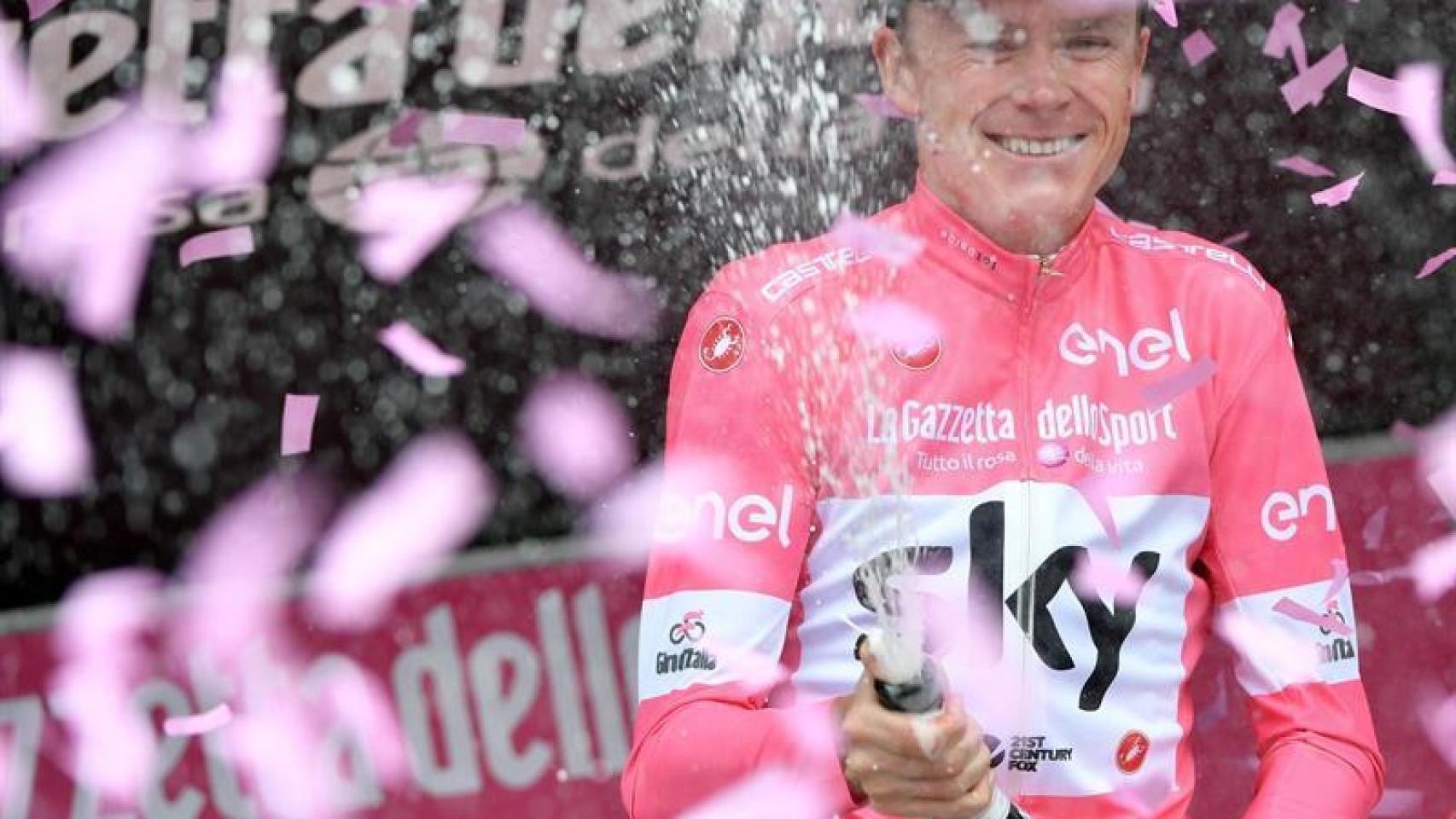 Chris Froome celebra la maglia rosa.