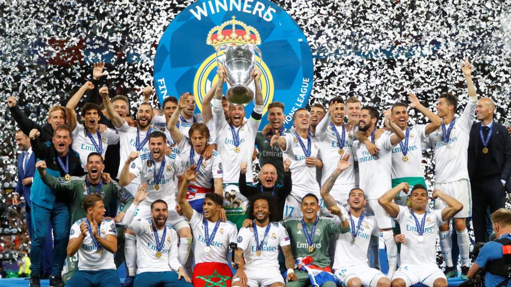 Sergio Ramos levanta la decimotercera Champions del Real Madrid.