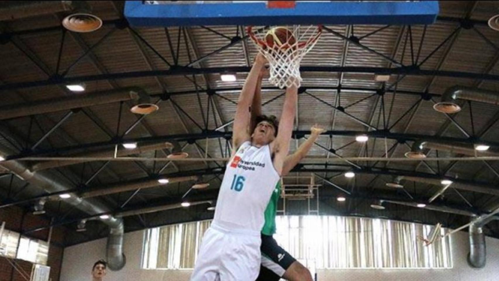 López de la Torre, integrante del Cadete A de baloncesto