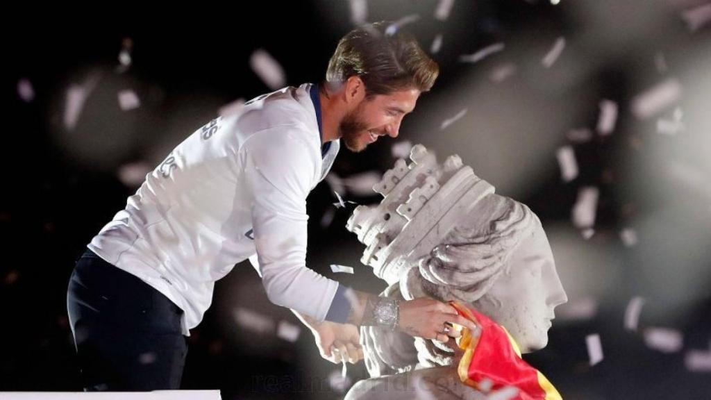 Ramos viste a la Cibeles con el escudo del Madrid