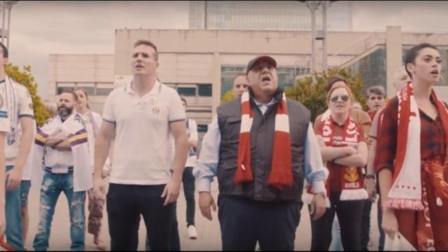 Hinchas del Real Madrid y del Liverpool cantan el himno 'You'll never walk alone'