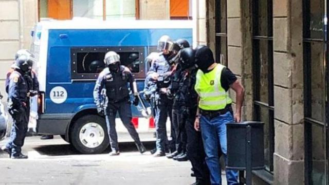 Operación policial de los Mossos d'Esquadra contra los narcopisos en el Gótico el 25 de mayo.