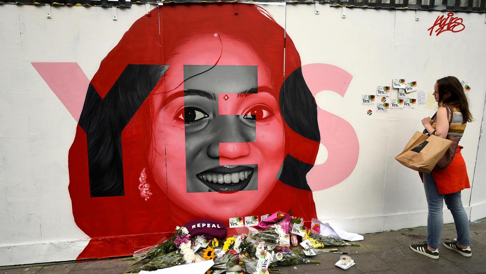 Una muer contempla un grafiti de Savita Halappanavar en una pared de Dublín.