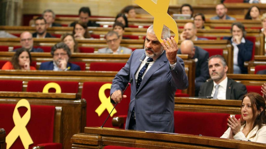 Carrizosa, en el momento de retirar un lazo esta semana en un pleno del Parlament. EFE