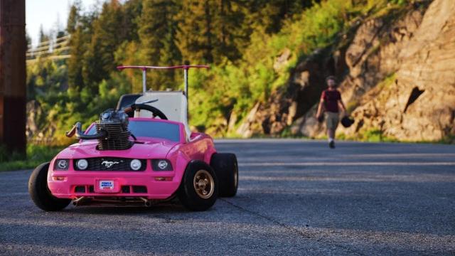 Ponen un motor de verdad a un coche de Barbie y parece Fast & Furious