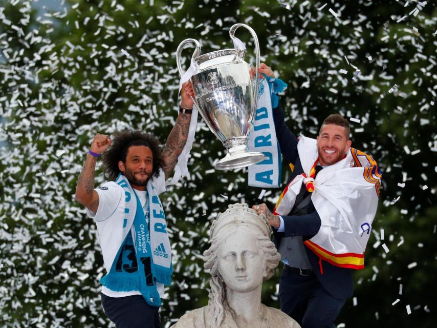 Marcelo y Sergio Ramos, con la Champions en la Cibeles.