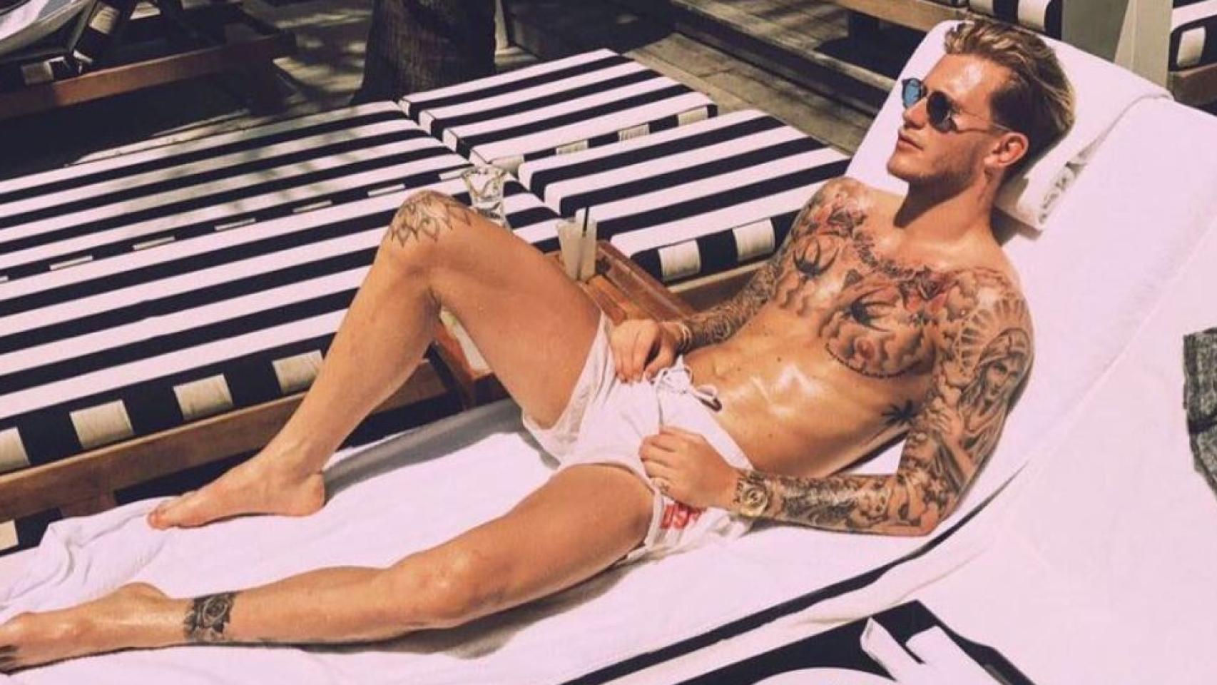 Loris Karius tomando el sol en una imagen de sus redes sociales.