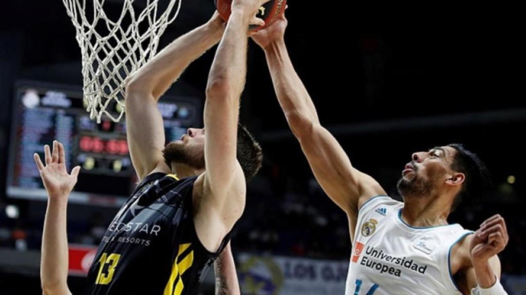 Gustavo Ayón durante un lance de juego ante Iberostar Tenerife. Foto: acb.com