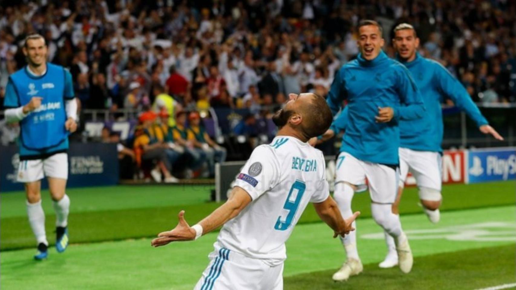 Benzema celebra su gol al Liverpool ante la mirada de sus compañeros y afición