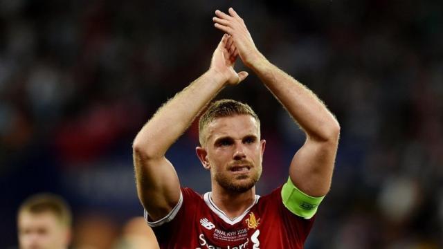 Henderson, entre lágrimas, aplaude a su afición. Foto: Twitter (@LFC).