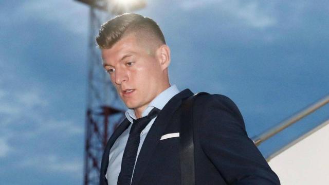 Kroos baja del avión