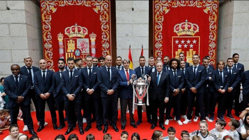 La plantilla del Real Madrid junto a Ángel Garrido