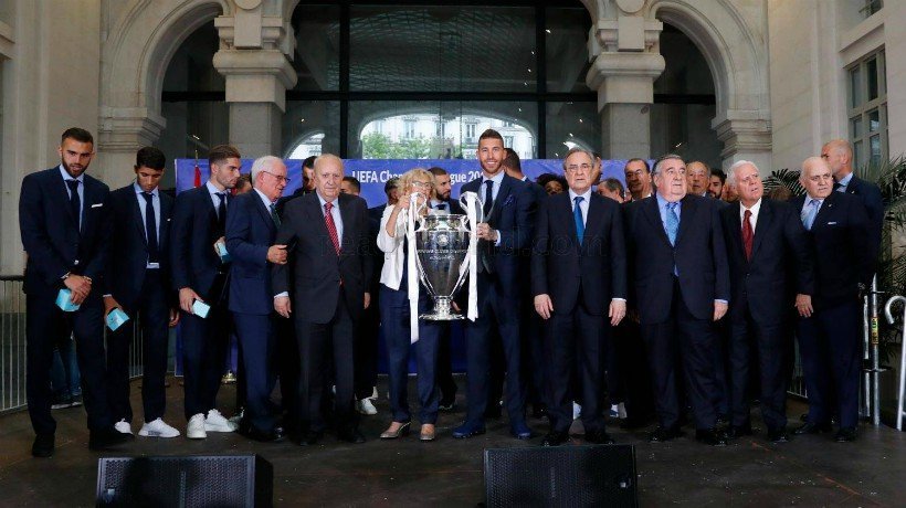 Carmena y las medallas de chocolate a los jugadores