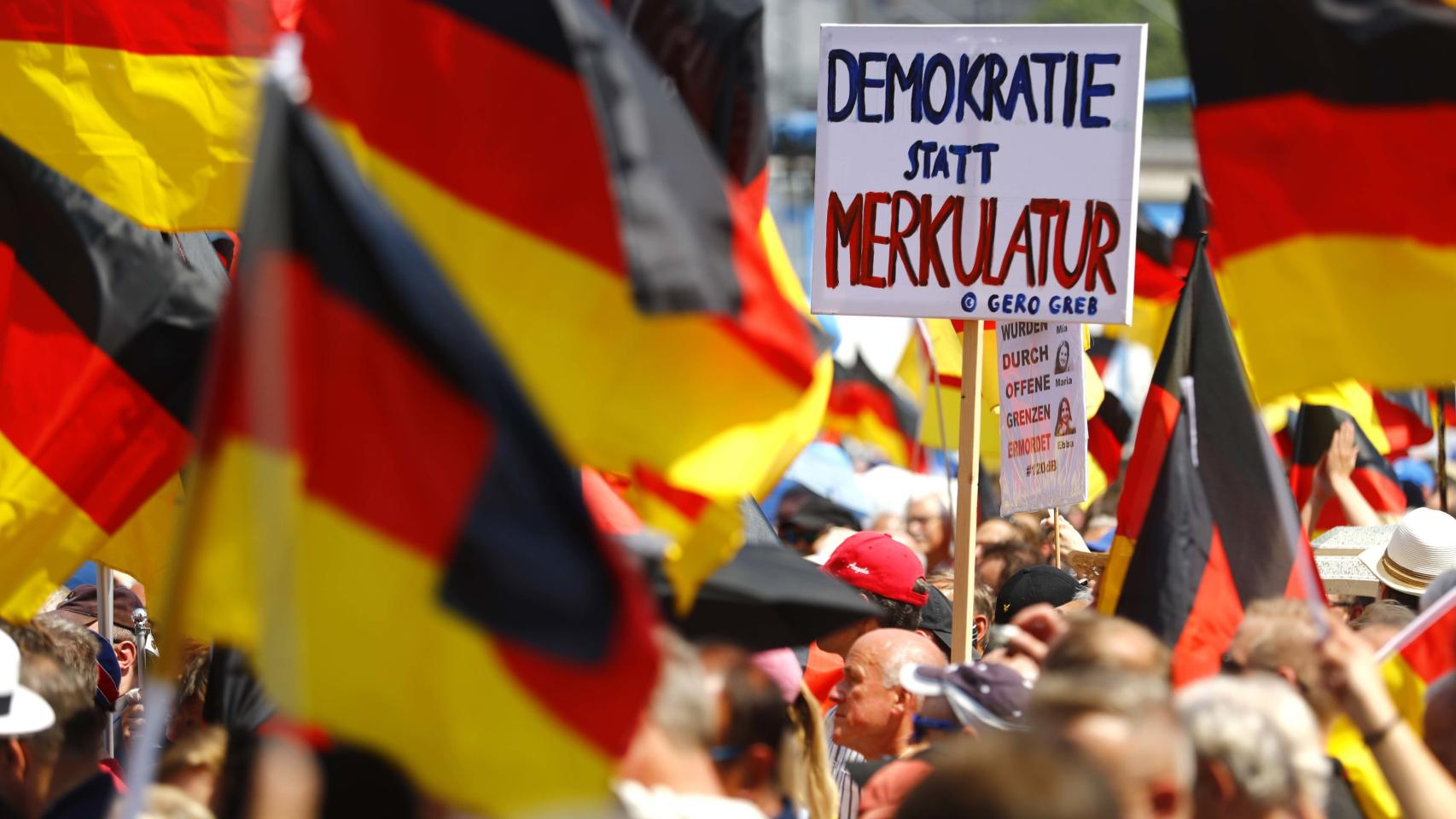 La ultraderechista AfD marcha por Berlín entre protestas