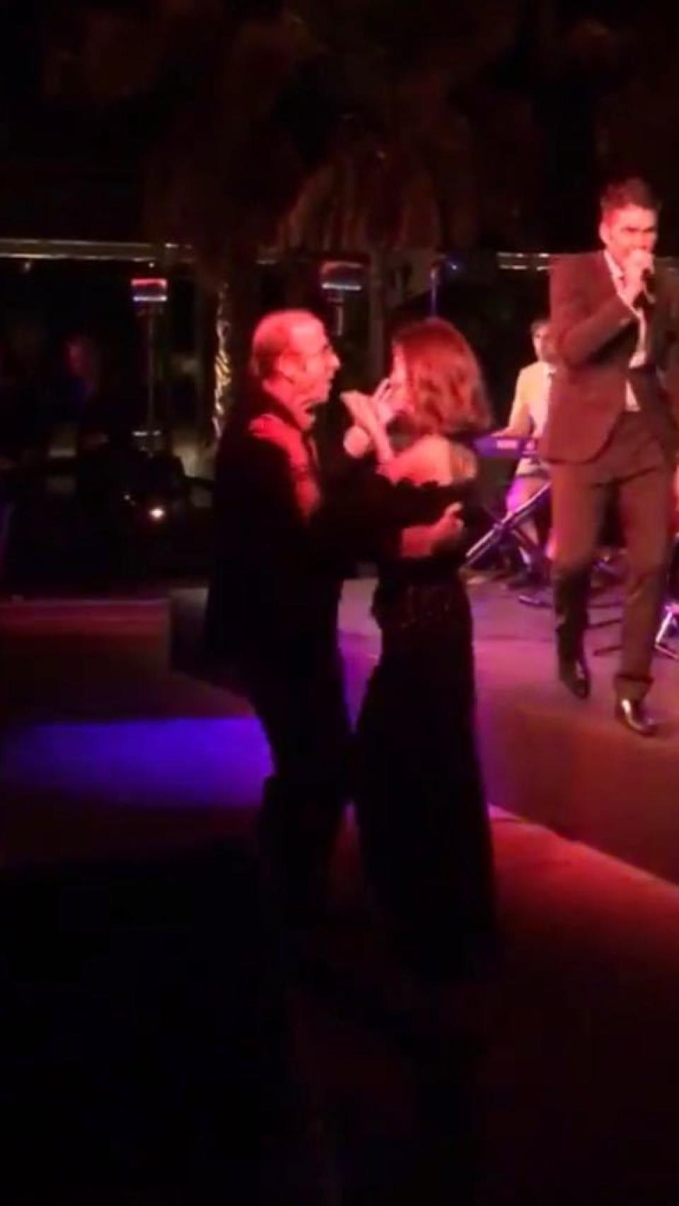 Isabel Preysler bailando un vals durante la fiesta.