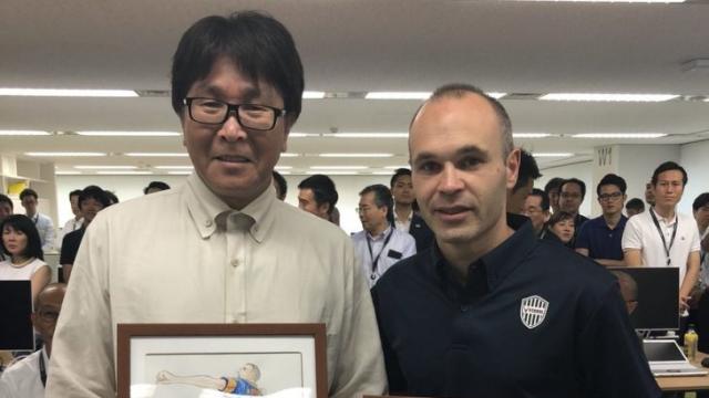 Yoichi Takahashi junto a Andrés Iniesta.