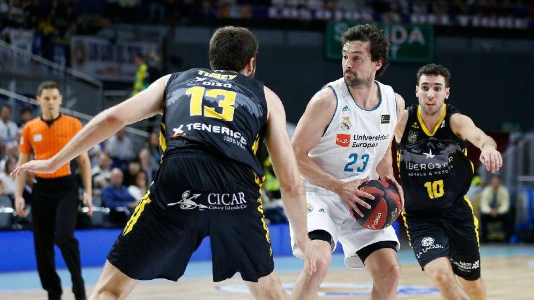 Llull entre dos jugadores del Iberostar Tenerife