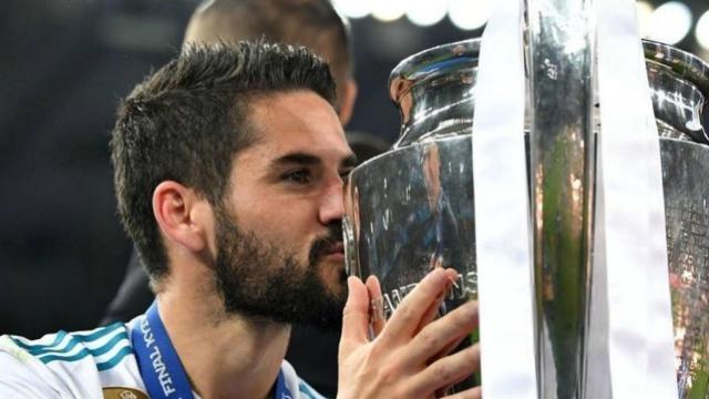 Isco besa la Champions. Foto: Instagram (@iscoalarcon).