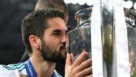 Isco besa la Champions. Foto: Instagram (@iscoalarcon).