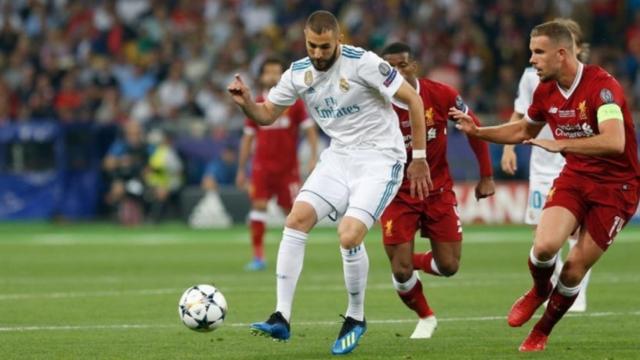 Benzema controlando el balón