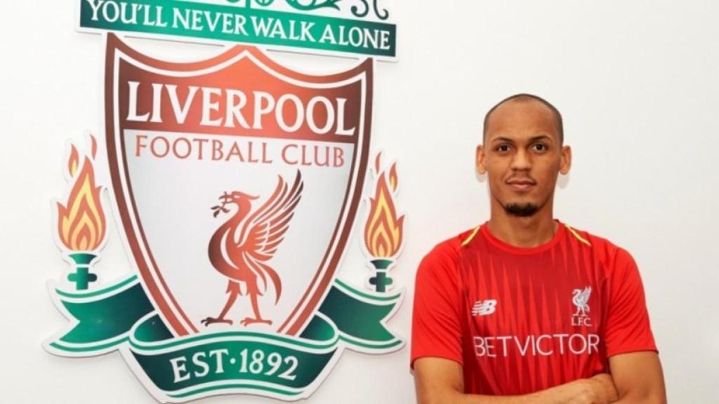 Fabinho junto al escudo del Liverpool. Foto: Twitter (@LFC)