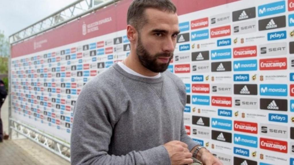 Dani Carvajal llega a la concentración de la Selección Española. Foto: Twitter (@ellarguero)