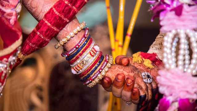 Destruye el pasaporte de su hija para evitar una boda concertada en India