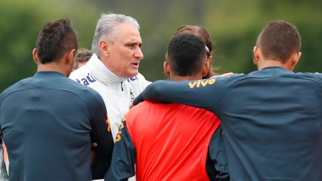 Tite, seleccionador de Brasil, da órdenes en un entrenamiento.