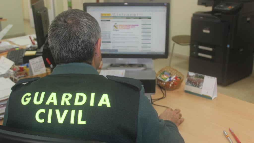 Un Guardia Civil investigando en el ordenador