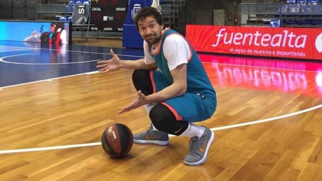 Llull bromea sobre su lesión. Foto: Twitter (@23Llull).