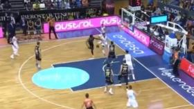 Llull asiste a Randolph por debajo de las piernas.