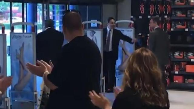 Dimas Gimeno, recibiendo aplausos y saludos de trabajadores y clientes de El Corte Inglés.