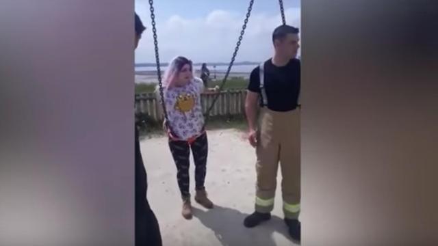 Una mujer queda atrapada en un columpio y tiene que ser rescatada por los bomberos