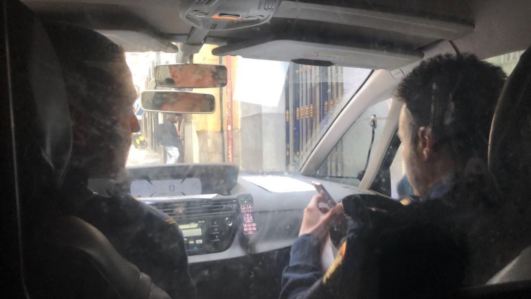 La foto del interior del coche de la policía que transportó a Bill Browder a la comisaría.