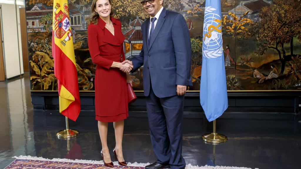 La reina Letizia en la sede de la OMS en Ginebra junto a Tedros Adhanom Ghebreyesus.