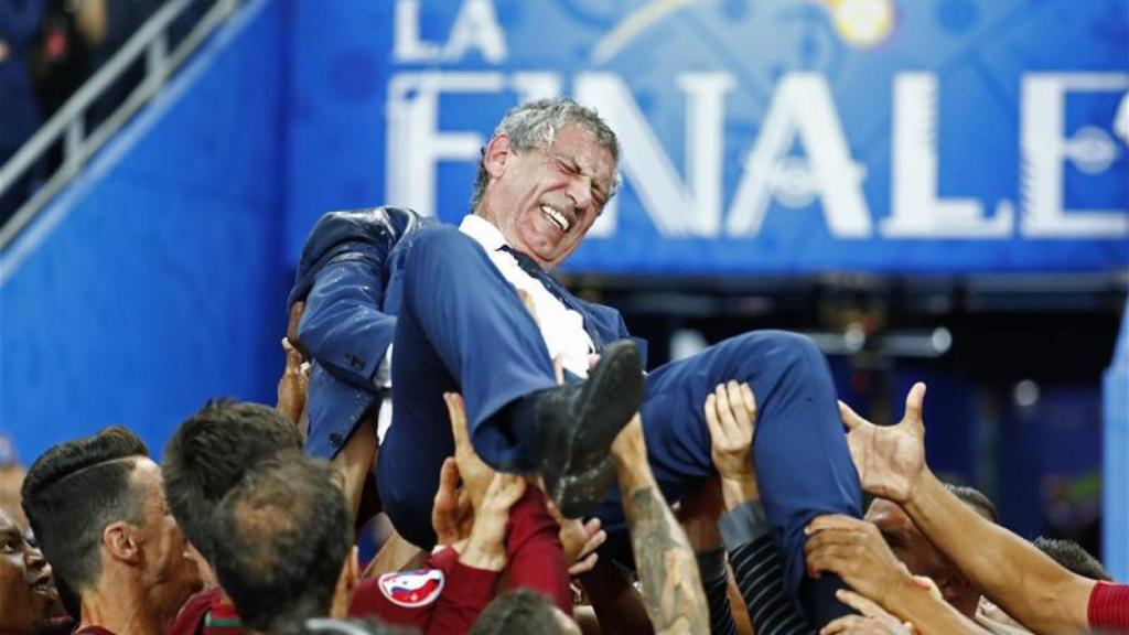 Fernando Santos, seleccionador de Portugal, manteado en la Eurocopa 2016.