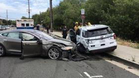 tesla se choca contra coche de policia aparcado