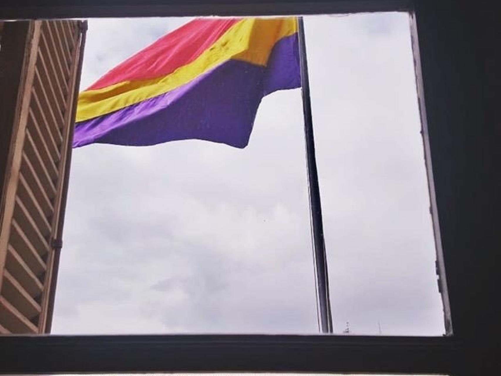 La bandera republicana ondea de nuevo en la Plaza Mayor de Salamanca.