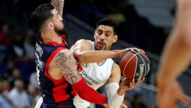 Ayón ante Baskonia. Foto: acb.com