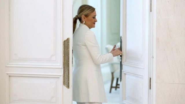 Cristina Cifuentes, tras anunciar su dimisión el 25 de abril./