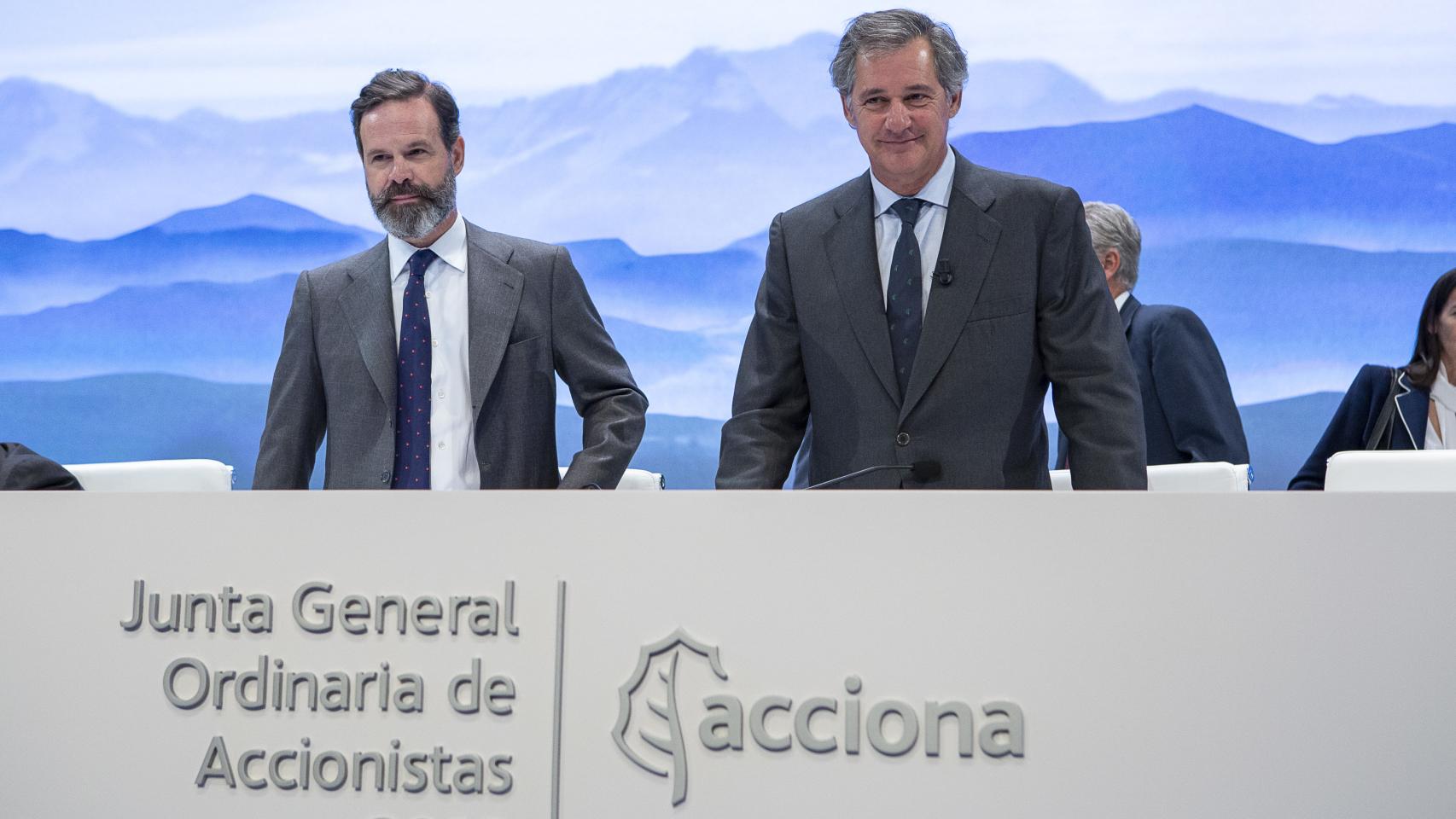 El presidente de Acciona, José Manuel Entrecanales (derecha), durante la junta de accionistas.