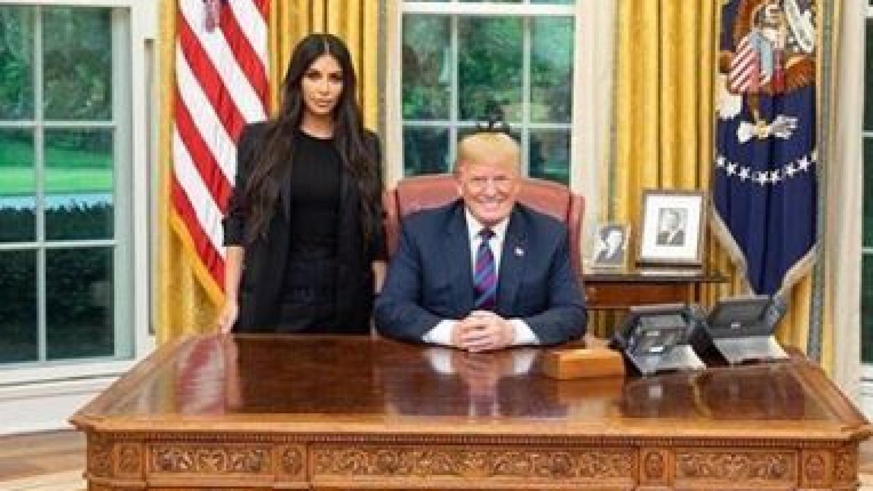 Kim Kardashian y Donald Trump en el despacho.