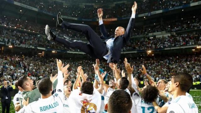 Zidane manteado por la plantilla