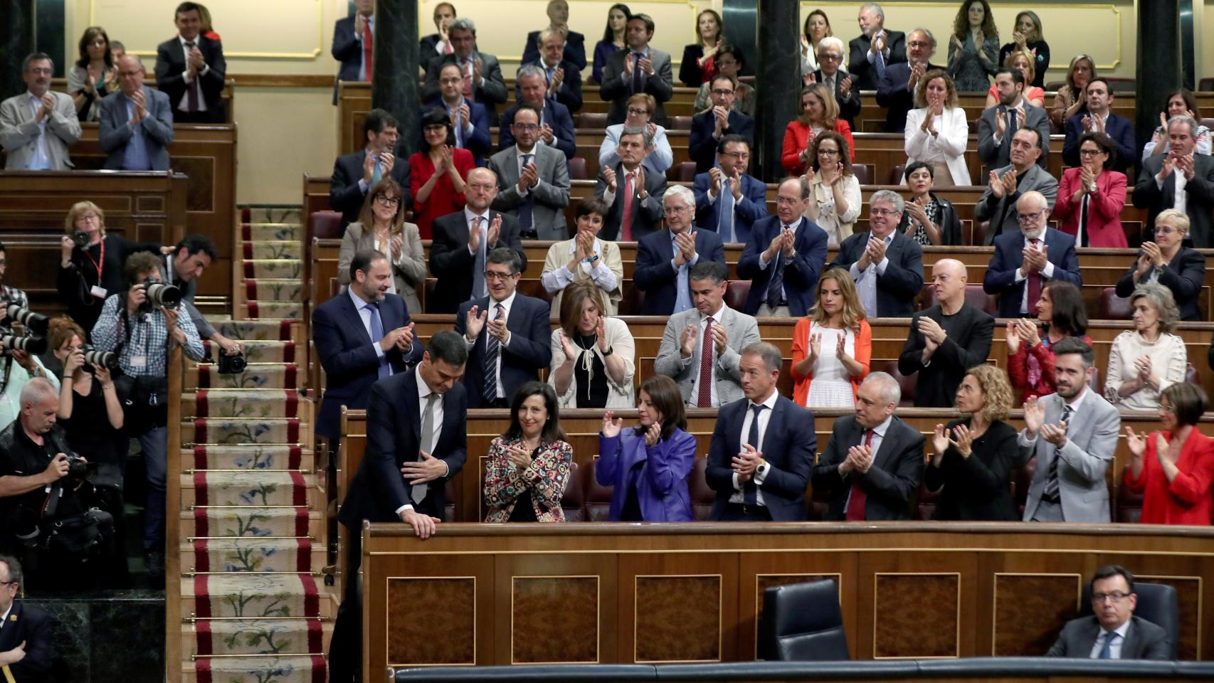 Pedro Sánchez, ovacionado por la bancada socialista tras una de sus intervenciones en el Congreso.