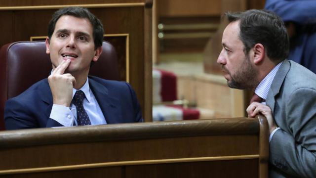 Albert Rivera conversa con el diputado de Cs Francisco De La Torre.